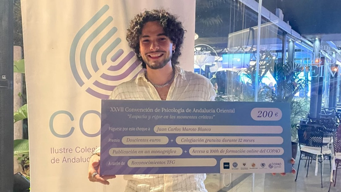 Juan Carlos Maroto con su premio (UGR)