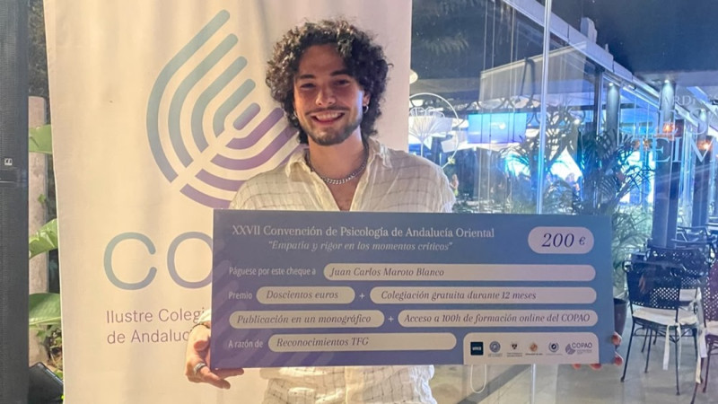 Juan Carlos Maroto con su premio (UGR)