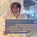 Juan Carlos Maroto con su premio (UGR)
