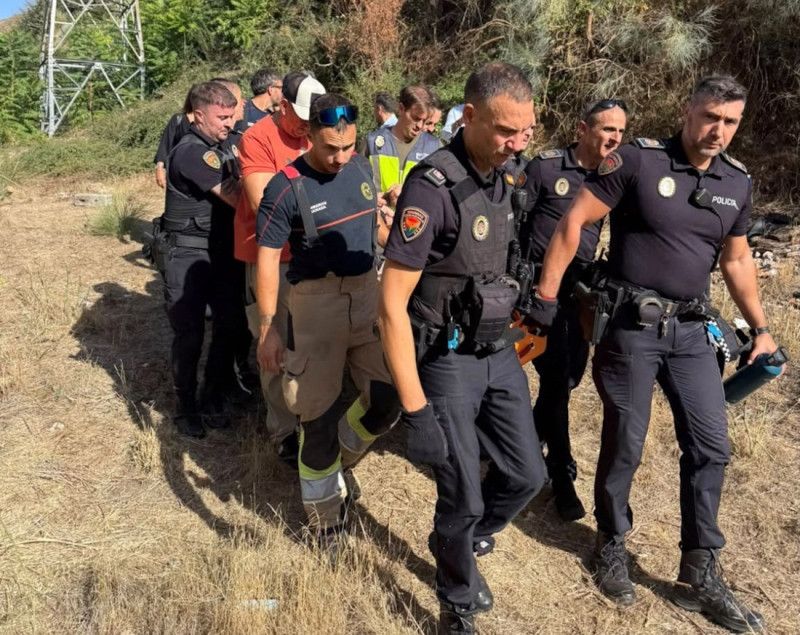 Agentes de la Policía Nacional y Local y bomberos, entre otros cuerpos, ayudan a trasladar a Pepe, de 92 años, tras hallarlo con vida y herido en un barranco de Haza Grande. Llevaba desaparecido desde el viernes por la mañana (POLICÍA LOCAL DE GRANADA) Agentes de la Policía Nacional y Local y bomberos, entre otros cuerpos, ayudan a trasladar a Pepe, de 92 años, tras hallarlo con vida y herido en un barranco de Haza Grande. Llevaba desaparecido desde el viernes por la mañana (POLICÍA LOCAL DE GRANADA)