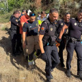 Agentes de la Policía Nacional y Local y bomberos, entre otros cuerpos, ayudan a trasladar a Pepe, de 92 años, tras hallarlo con vida y herido en un barranco de Haza Grande. Llevaba desaparecido desde el viernes por la mañana (POLICÍA LOCAL DE GRANADA)