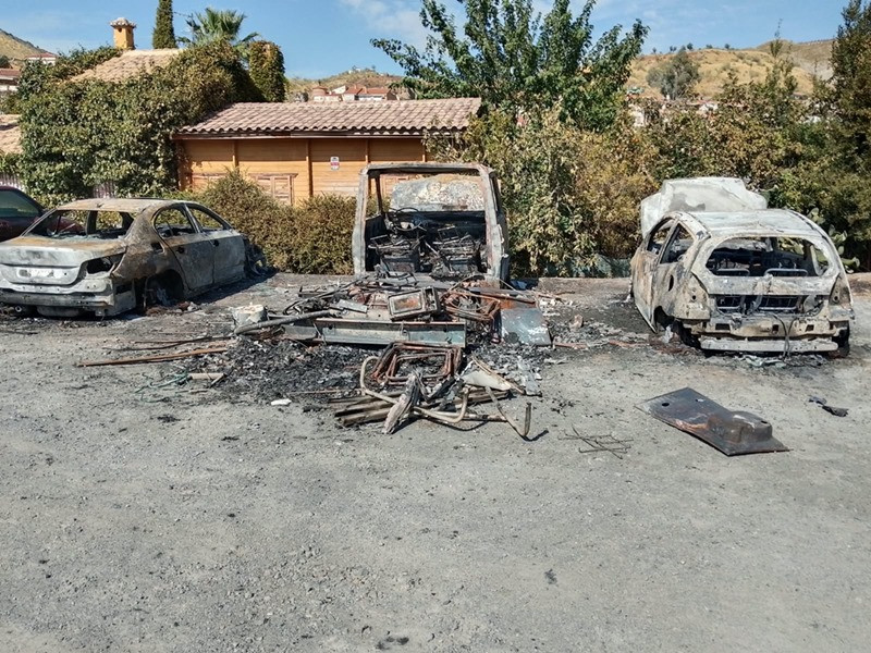 Coches calcinados en Cenes de la Vega )VOX) Coches calcinados en Cenes de la Vega )VOX)