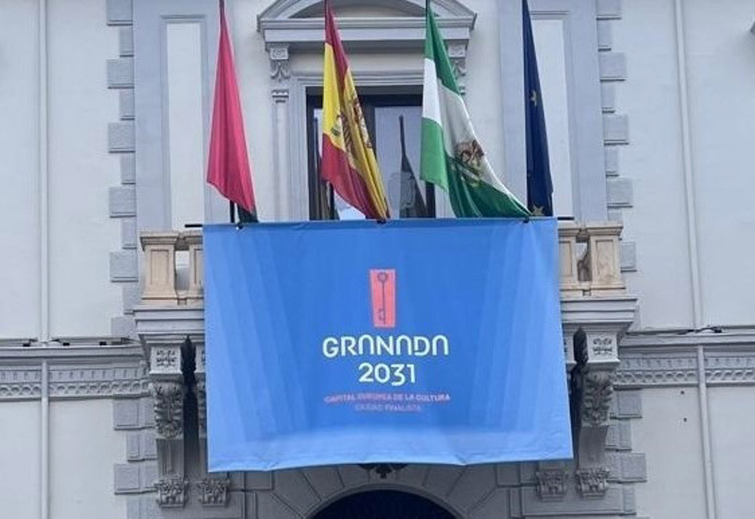 Bandera de la candidatura de la ciudad de Granada a la Capitalidad Europea de la Cultura 2031 en el balcón del Ayuntamiento de la capital (EUROPA PRESS)
