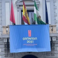 Bandera de la candidatura de la ciudad de Granada a la Capitalidad Europea de la Cultura 2031 en el balcón del Ayuntamiento de la capital (EUROPA PRESS)