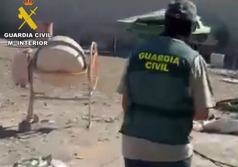 En una de las actuaciones se hallaron tres armas cortas de fuego con sus cargadores ocultas en el interior de una hormigonera en la vía pública (GUARDIA CIVIL)