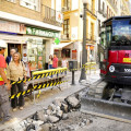 La alcaldesa de Granda, Marifrán Carazo, supervisa las obras que han comenzado en Reyes Católicos (AYUNTAMIENTO DE GRANADA)