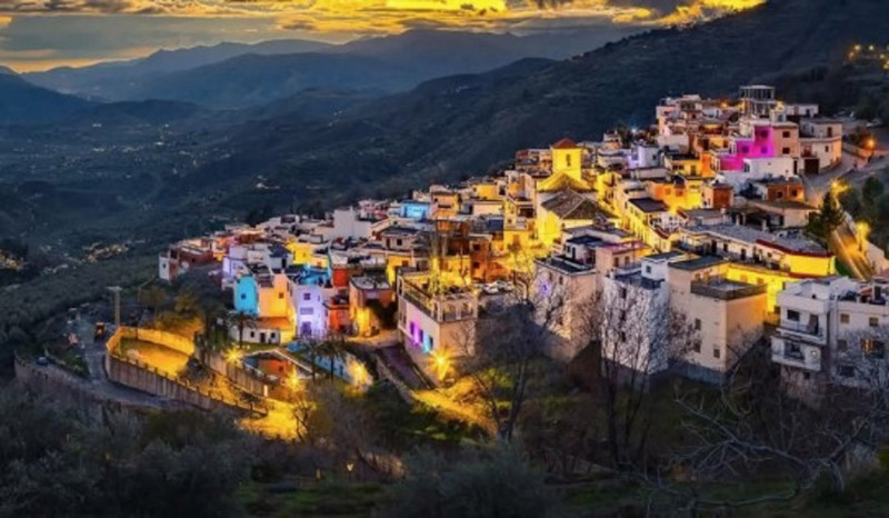 Vista de Soportújar, el Pueblo de las Brujas, en la Alpujarra granadina (@SOPORTUJAR_ALPUJARRA)