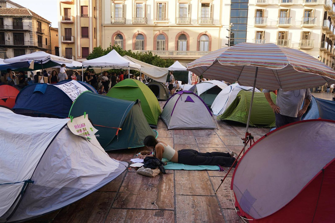 Imagen de la segunda jornada de acampada promovida por el Sindicato de Inquilinas para reclamar una vivienda digna en Málaga (ÁLEX ZEA - EUROPA PRESS)