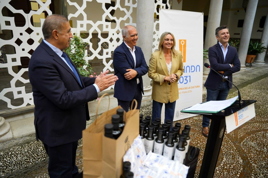La alcaldesa de Granada, Marifrán Carazo, en la presentación de la incorporación de la imagen de Granada 2031 a Conde de Benalúa y Maritoñi (AYUNTAMIENTO DE GRANADA)