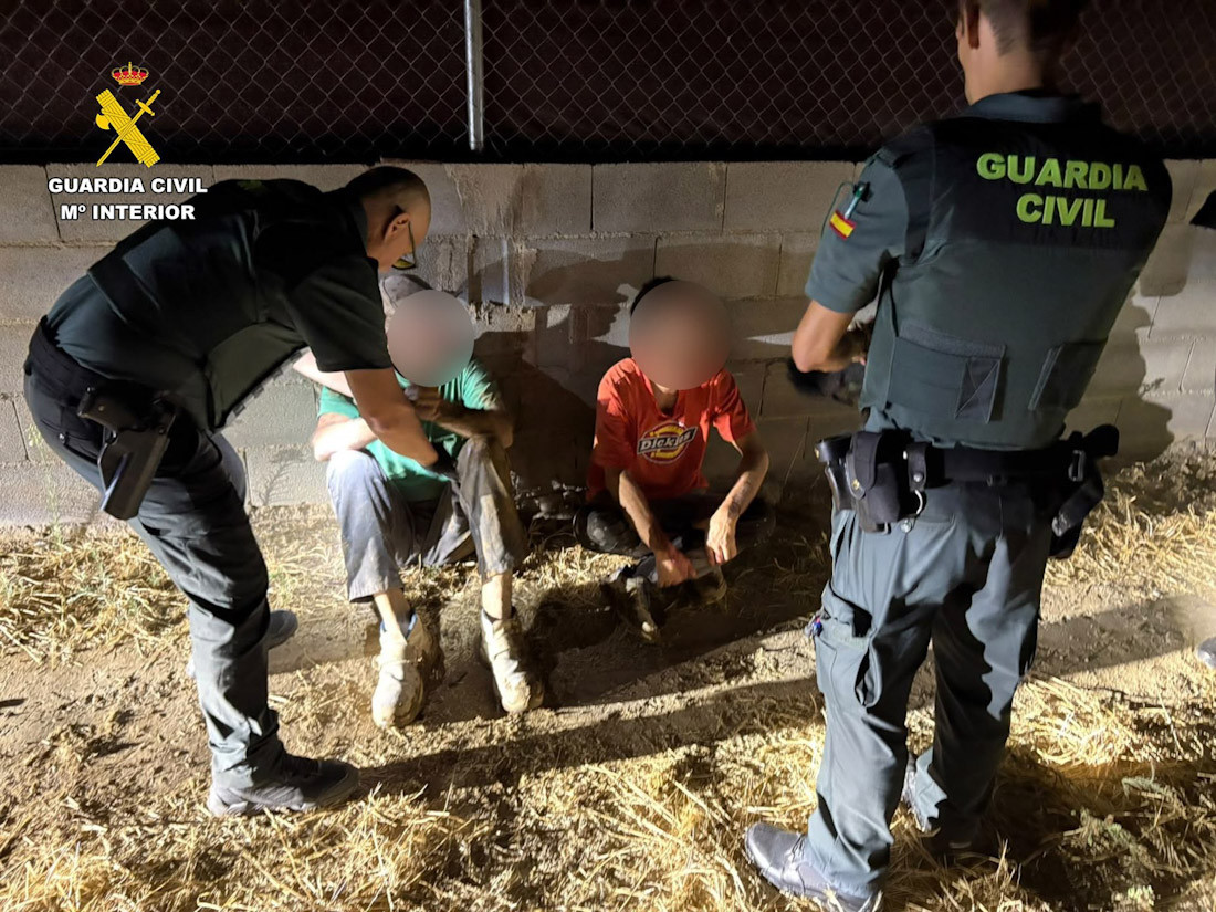 Dos hombres fueron retenidos por los propietarios de una finca en Las Gabias hasta que llegó la Guardia Civil para identificarlos y detenerlos como presuntos autores de un robo en grado de tentativa (GUARDIA CIVIL)