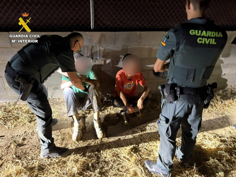 Dos hombres fueron retenidos por los propietarios de una finca en Las Gabias hasta que llegó la Guardia Civil para identificarlos y detenerlos como presuntos autores de un robo en grado de tentativa (GUARDIA CIVIL) Dos hombres fueron retenidos por los propietarios de una finca en Las Gabias hasta que llegó la Guardia Civil para identificarlos y detenerlos como presuntos autores de un robo en grado de tentativa (GUARDIA CIVIL)