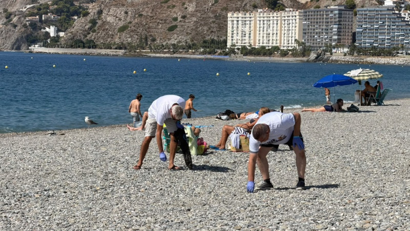 Voluntarios retiran basura de la playa de San Cristóbal en Almuñécar (AYTO. ALMUÑÉCAR) Voluntarios retiran basura de la playa de San Cristóbal en Almuñécar (AYTO. ALMUÑÉCAR)