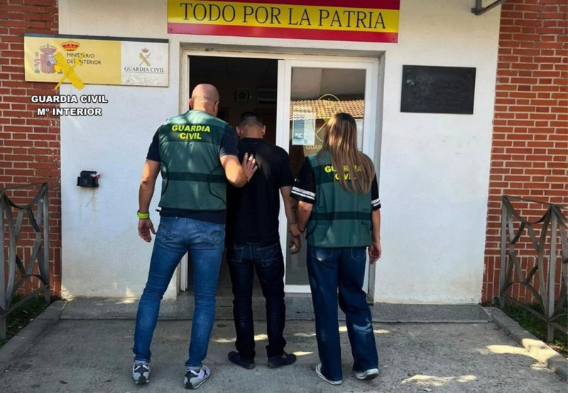 Tres detenidos por presunto robo de decenas de catalizadores de vehículos en cuatro provincias (GUARDIA CIVIL) Tres detenidos por presunto robo de decenas de catalizadores de vehículos en cuatro provincias (GUARDIA CIVIL)