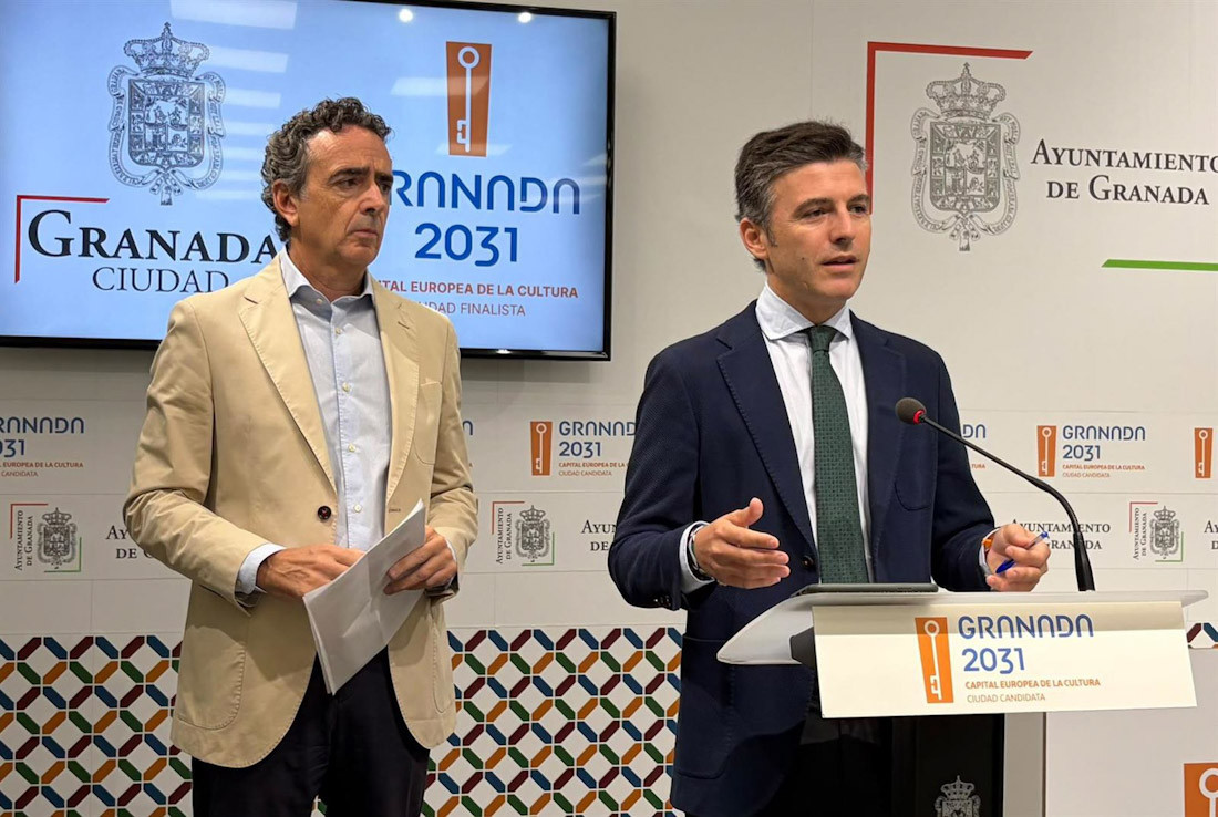El portavoz del equipo de gobierno del Ayuntamiento de Granada, Jorge Saavedra, y el edil de Urbanismo, Enrique Catalina, en rueda de prensa tras la Junta de Gobierno Local (AYUNTAMIENTO DE GRANADA)