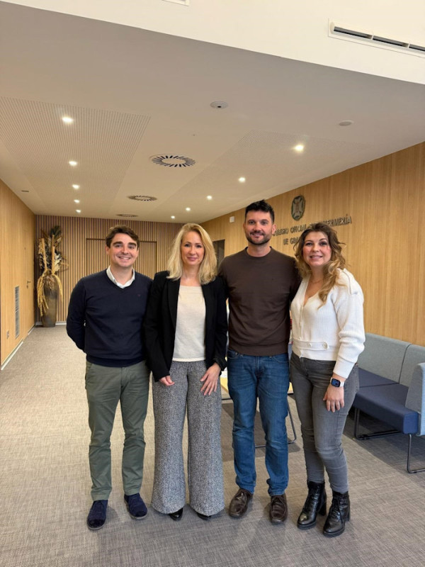 De izquierda a derecha: Juan David Rejón, técnico del Biobanco; Raquel Rodríguez, presidenta de Codegra; José Manuel Puerta, director científico del Biobanco; y Laura Lorca, vicepresidenta segunda de Codegra (JUNTA DE ANDALUCÍA) De izquierda a derecha: Juan David Rejón, técnico del Biobanco; Raquel Rodríguez, presidenta de Codegra; José Manuel Puerta, director científico del Biobanco; y Laura Lorca, vicepresidenta segunda de Codegra (JUNTA DE ANDALUCÍA)