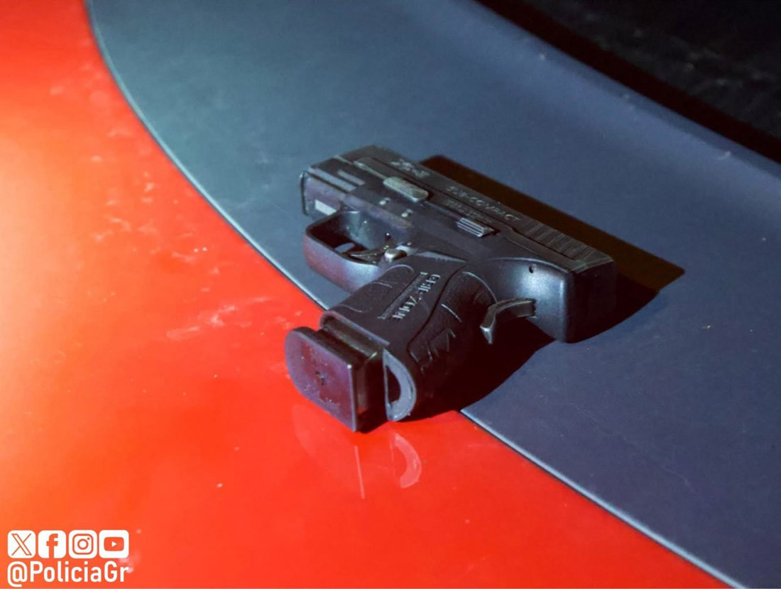 Arma intervenida por la Policía que fue arrojada por el conductor de un vehículo, un hombre de 46 años, que intentó huir de una patrulla de la Policía Local en la zona Norte de la ciudad de Granada (POLICÍA LOCAL DE GRANADA)
