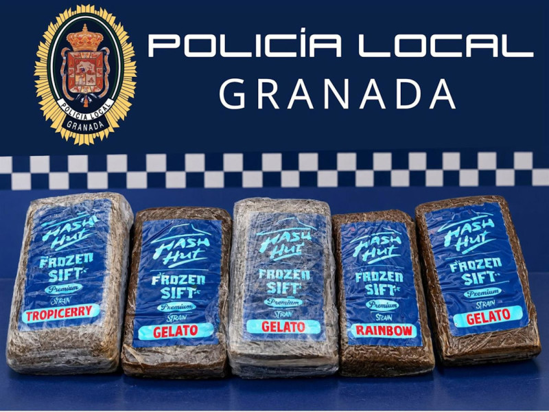 Cinco paquetes con 350 gramos de hachis aprehendidos tras una infracción de tráfico de un coche en la avenida Méndez Núñez de Granada capital. El conductor y el acompañante fueron detenidos (POLICÍA LOCAL DE GRANADA) Cinco paquetes con 350 gramos de hachis aprehendidos tras una infracción de tráfico de un coche en la avenida Méndez Núñez de Granada capital. El conductor y el acompañante fueron detenidos (POLICÍA LOCAL DE GRANADA)