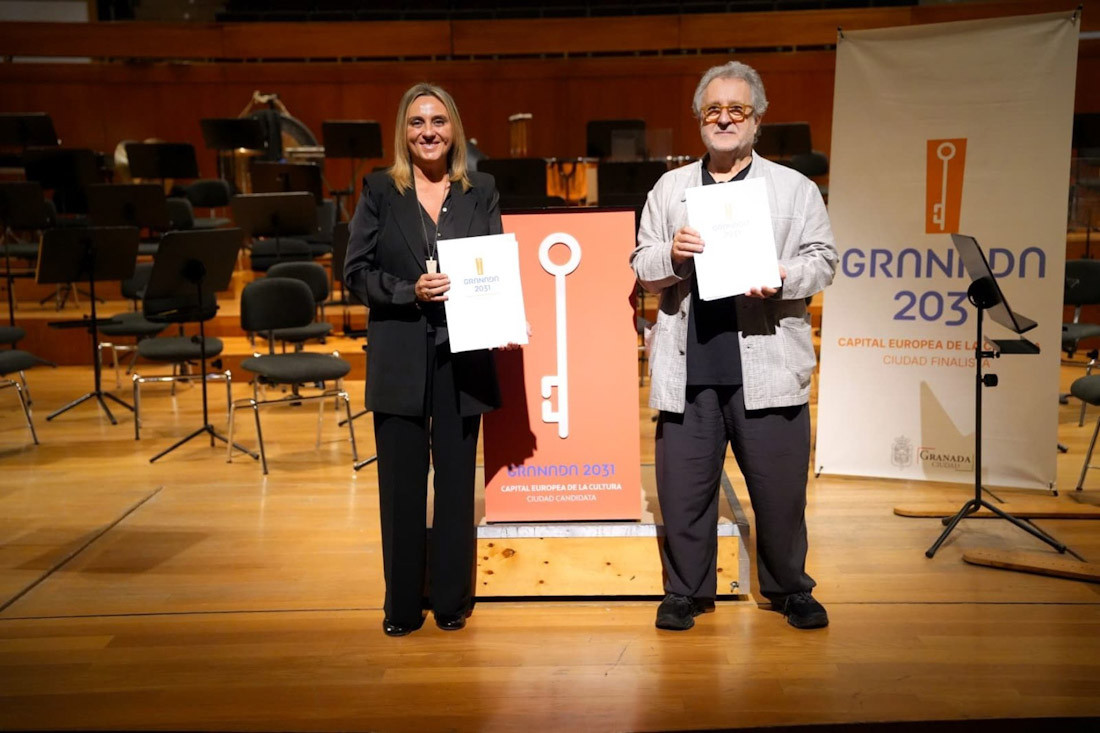 La alcaldesa de Granada, Marifrán Carazo, junto al director de orquesta Josep Pons (AYUNTAMIENTO DE GRANADA)