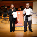 La alcaldesa de Granada, Marifrán Carazo, junto al director de orquesta Josep Pons (AYUNTAMIENTO DE GRANADA)