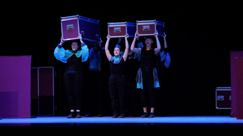 Un momento de la representación anoche en el marco del festival (TEATRO DE HUMOR DE SANTA FE) Un momento de la representación anoche en el marco del festival (TEATRO DE HUMOR DE SANTA FE)