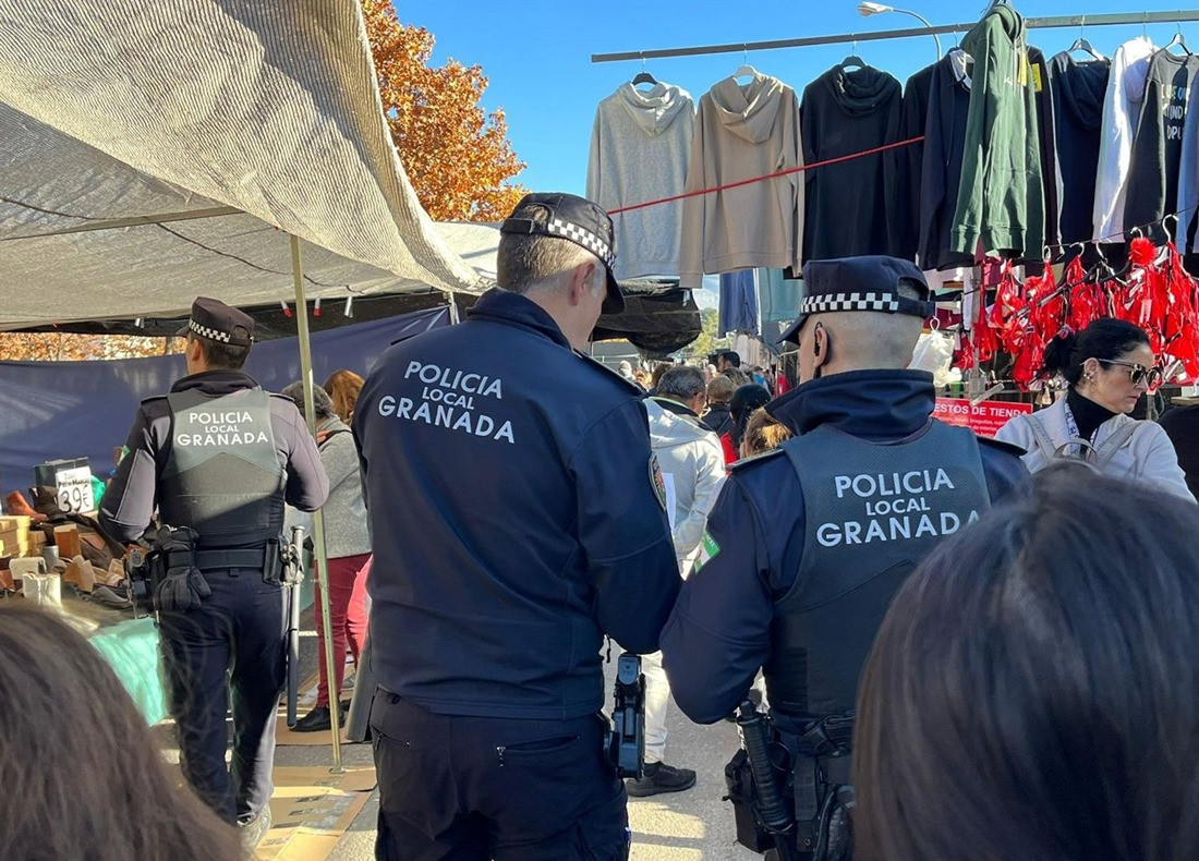 Agentes de la Policía Local de Granada realizan un control de los puestos en el mercadillo de Almanjáyar (EUROPA PRESS)