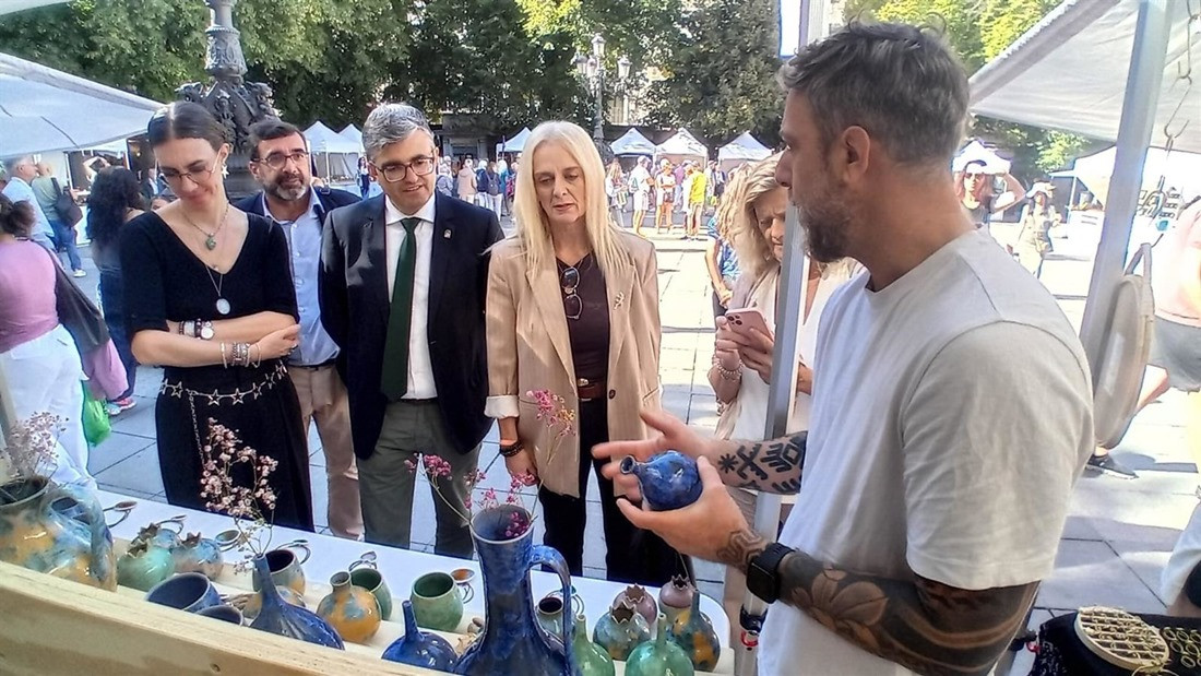 El delegado de Empleo, Empresa y Trabajo Autónomo de la Junta en Granada, Javier Martín Cañizares, y la concejala de Comercio, Elisa Campoy, han recorrido los estands instalados en Bib-Rambla junto a la presidenta de la FRAAG, Maricel Charles (JUNTA)