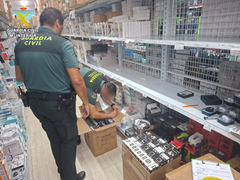 Agente de la Guardia Civil en un establecimiento (GUARDIA CIVIL)