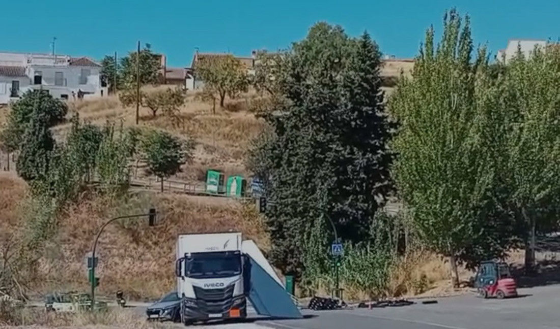 El Tráfico Ya Ha Quedado Restablecido En La Carretera A-4002 De El Fargue, En Granada Capital, Tras Registrarse Este Martes El Siniestro De Un Camión Que Ha Perdido Parte De La Carga Que Transportaba Y Que Estaba Integrada Por Granadas De Mortero (112)