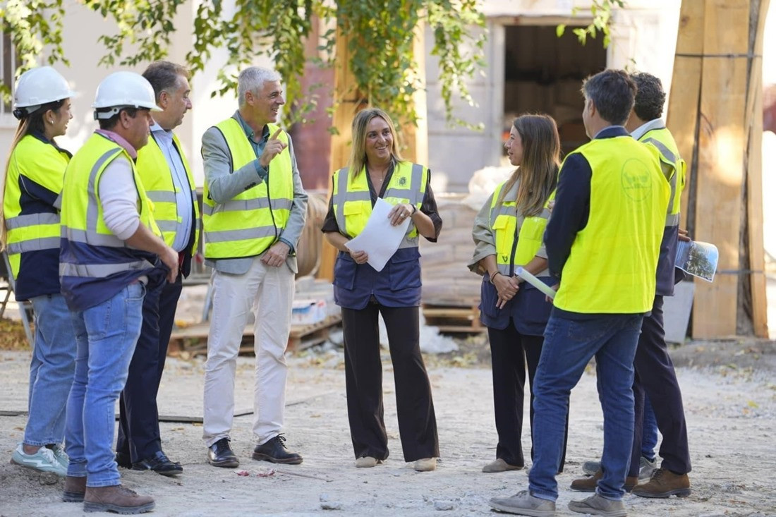 Marifrán Carazo visita las obras de la plaza de Gracia, que ganará en accesibilidad y arbolado, con juegos inclusivos, una fuente transitable y pérgolas para ordenar las terrazas (AYUNTAMIENTO DE GRANADA)