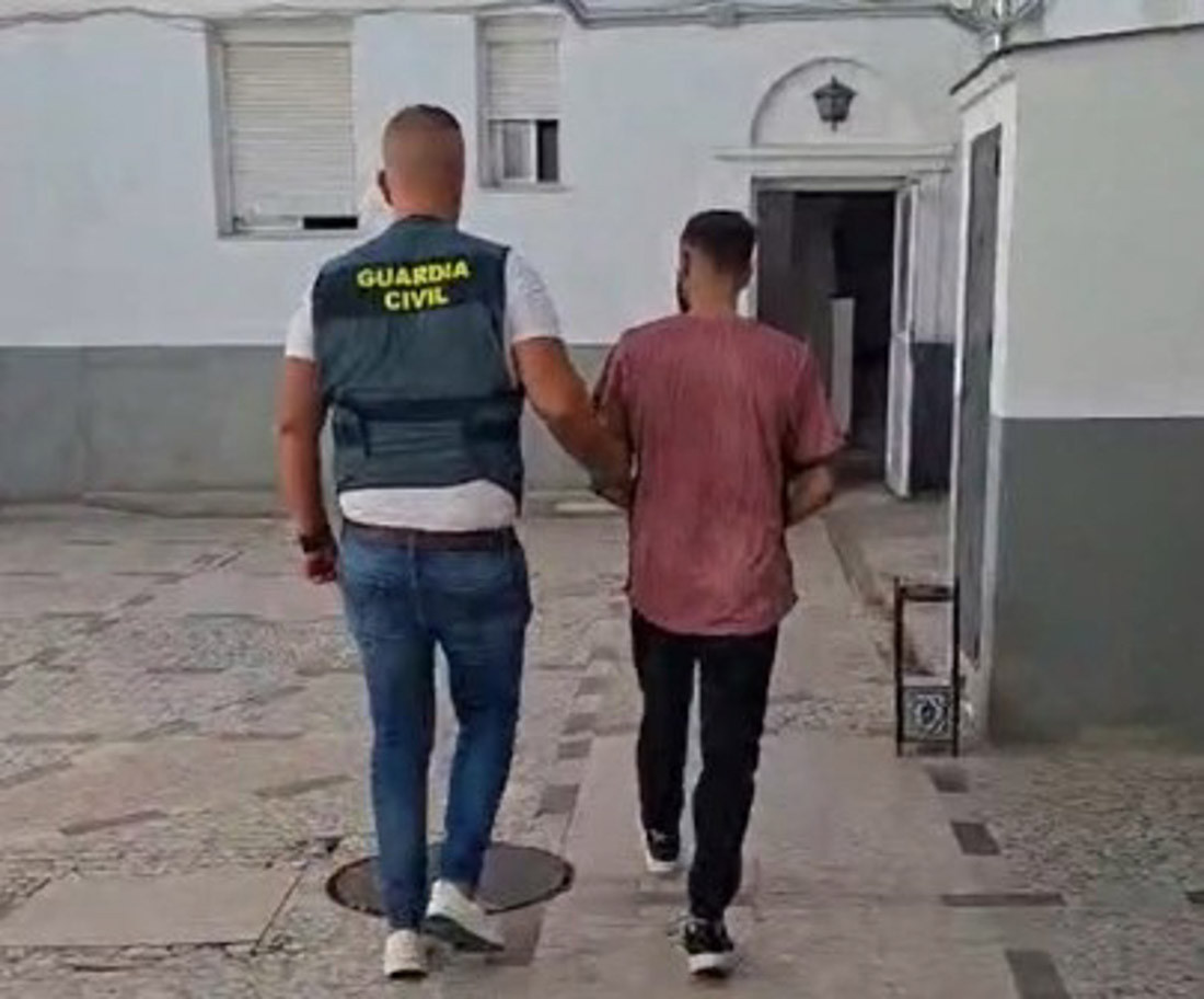 Uno de los detenidos por robar adornos de sepulturas en el cementerio de Nigüelas (GUARDIA CIVIL)