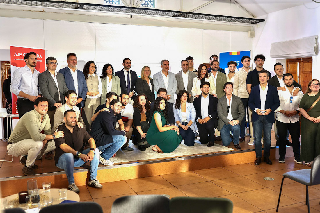 Encuentro de Elías Bendodo con jovenes emprendedores (GPMEDIA)