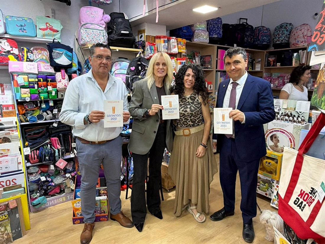 La concejal de comercio de Granada, Elisa Campoy, en un comercio de la ciudad adherido a la campaña de Granada 2031 (AYUNTAMIENTO DE GRANADA)