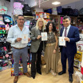 La concejal de comercio de Granada, Elisa Campoy, en un comercio de la ciudad adherido a la campaña de Granada 2031 (AYUNTAMIENTO DE GRANADA)