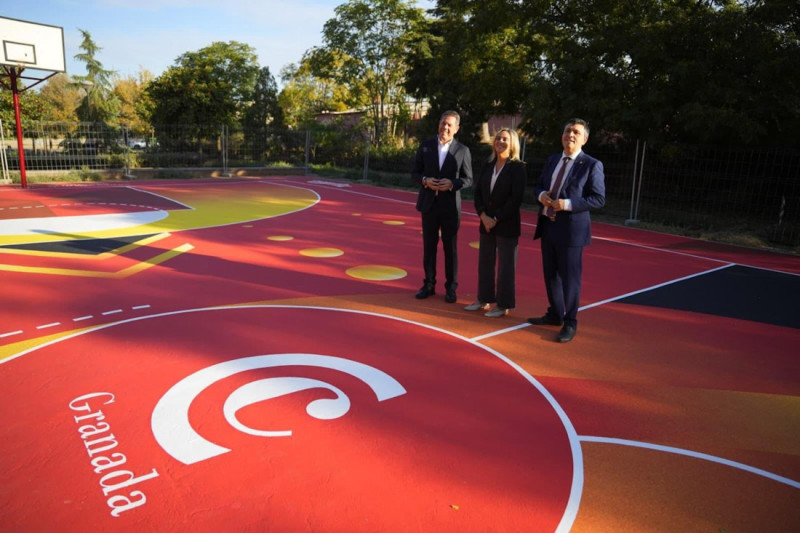 Instalaciones deportivas y la nueva pista completa de baloncesto en el distrito Beiro (AYUNTAMIENTO DE GRANADA) Instalaciones deportivas y la nueva pista completa de baloncesto en el distrito Beiro (AYUNTAMIENTO DE GRANADA)