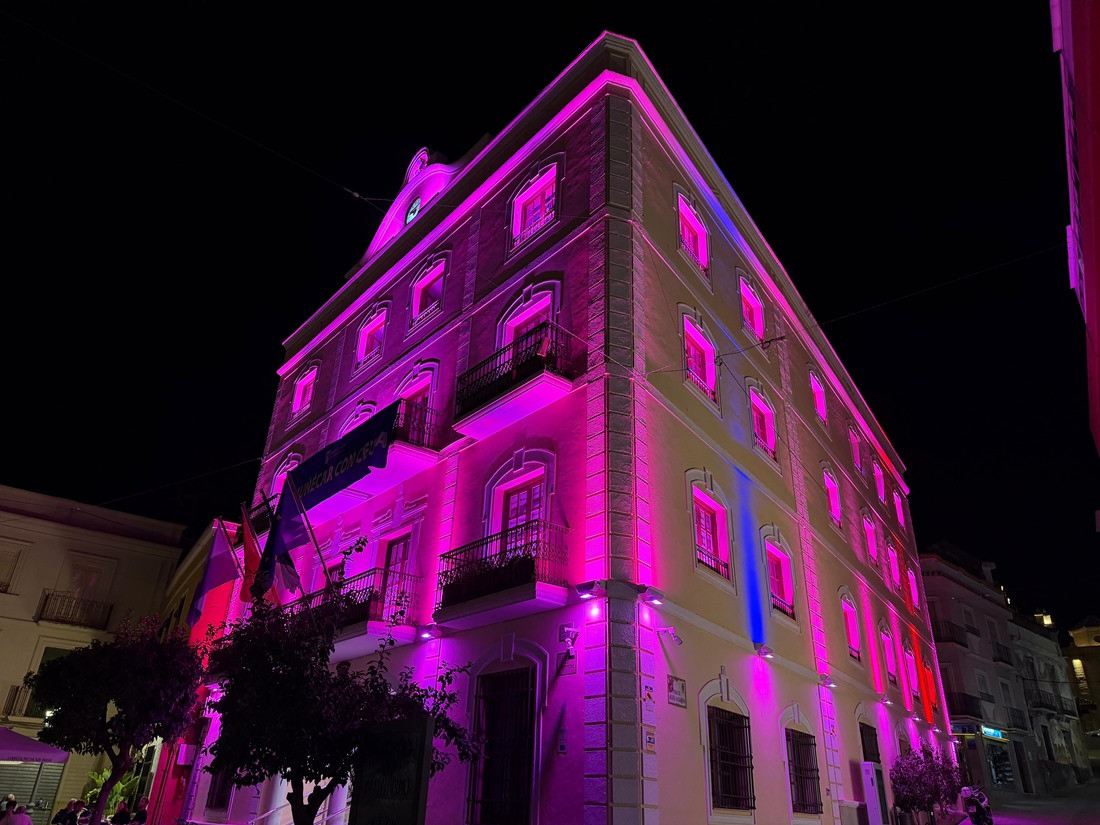 Ayuntamiento de Almuñécar se ilumina de rosa por el Día Mundial contra el Cáncer de Mama (AYTO. ALMUÑÉCAR)