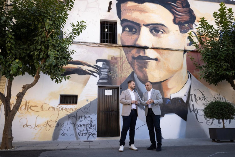 El presidente de la Diputación de Granada, Francis Rodríguez, ha visitado Fuente Vaqueros, donde se ha reunido con su alcalde, José Miguel Muñoz, para reforzar la colaboración institucional con el municipio (DIPUTACIÓN DE GRANADA)