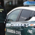 Un agente de la Guardia Civil junto a un vehículo oficial. Imagen de archivo (GUARDIA CIVIL)