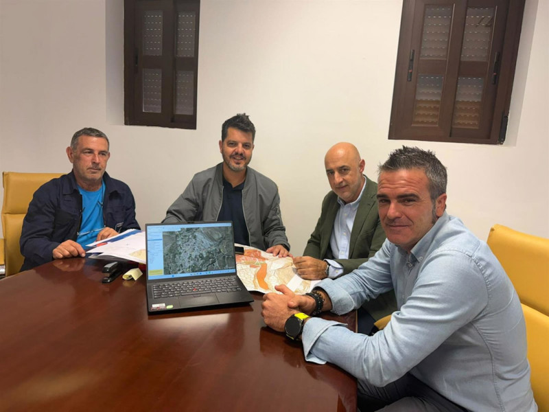 Los responsables de e-distribución, la filial de Redes de Endesa se han reunido con el alcalde de Ugíjar (Granada), Federico López Maldonado, para presentarle el plan de refuerzo de redes (ENDESA) Los responsables de e-distribución, la filial de Redes de Endesa se han reunido con el alcalde de Ugíjar (Granada), Federico López Maldonado, para presentarle el plan de refuerzo de redes (ENDESA)