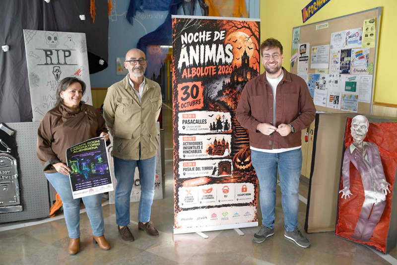 El alcalde y varios concejales durante la presentación de la Noche de ánimas en la Casa de la Juventud (ALBOLOTE INFORMACIÓN)