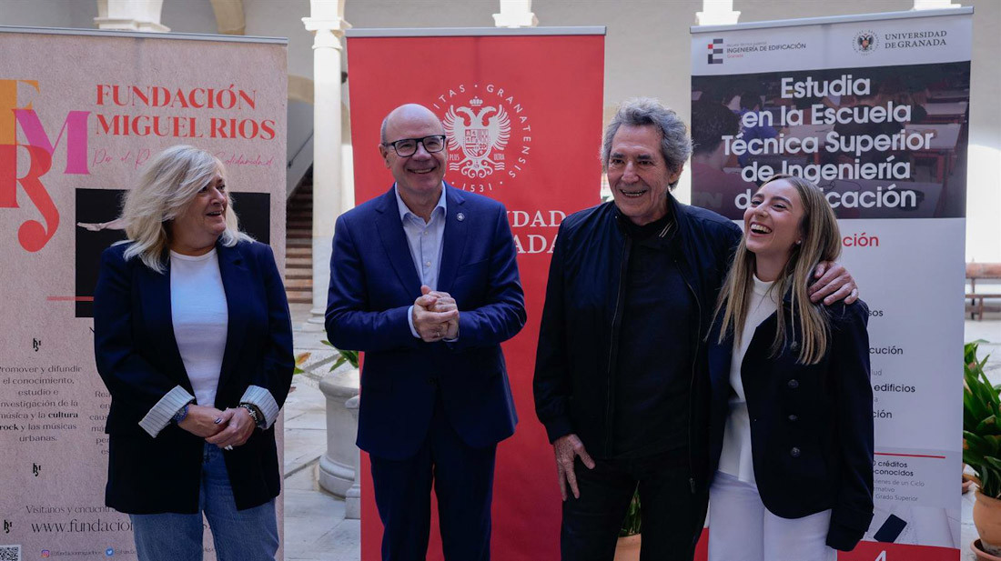 El rector, Pedro Mercado; la directora de la ETSI de Edificación de la UGR, Ana María Cruz Valdivieso; el presidente de la Fundación Miguel Ríos; y la estudiante Laura Rodríguez (UGR)