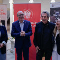 El rector, Pedro Mercado; la directora de la ETSI de Edificación de la UGR, Ana María Cruz Valdivieso; el presidente de la Fundación Miguel Ríos; y la estudiante Laura Rodríguez (UGR)