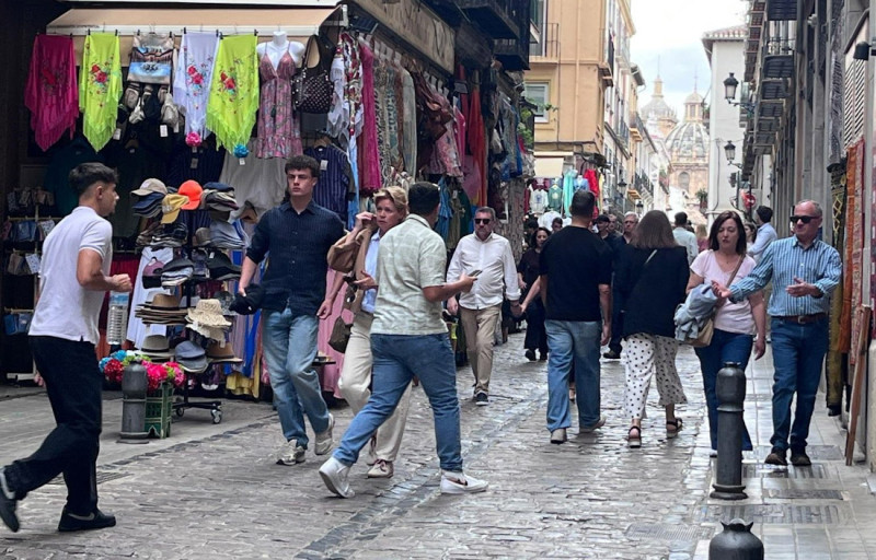 Varias personas caminan por una zona del centro de la ciudad de Granada (EUROPA PRESS) Varias personas caminan por una zona del centro de la ciudad de Granada (EUROPA PRESS)