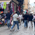 Varias personas caminan por una zona del centro de la ciudad de Granada (EUROPA PRESS)