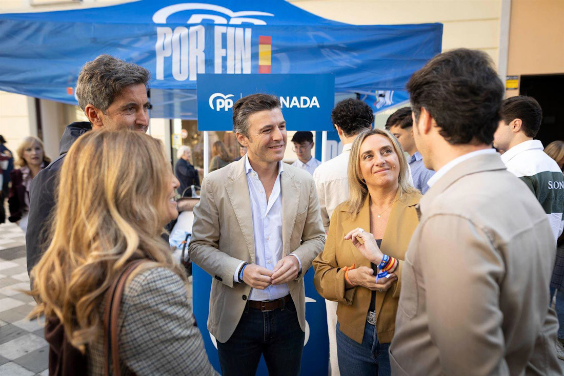 El cabeza de lista del PP de Granada al Congreso, Jorge Saavedra, junto a la alcaldesa, Marifrán Carazo (PP DE GRANADA)