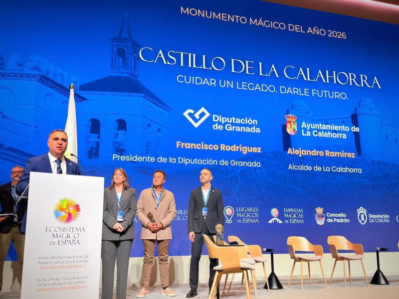 El presidente de la Diputación de Granada, Francis Rodríguez, ha recogido el distintivo de Monumento Mágico de España 2026 concedido al Castillo de La Calahorra por Pueblos Mágicos de España (DIPUTACIÓN DE GRANADA)