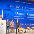 El presidente de la Diputación de Granada, Francis Rodríguez, ha recogido el distintivo de Monumento Mágico de España 2026 concedido al Castillo de La Calahorra por Pueblos Mágicos de España (DIPUTACIÓN DE GRANADA)