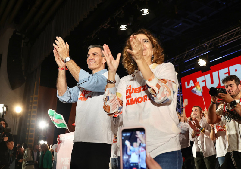 María Jesús Montero junto a Pedro Sánchez (GPMEDIA)