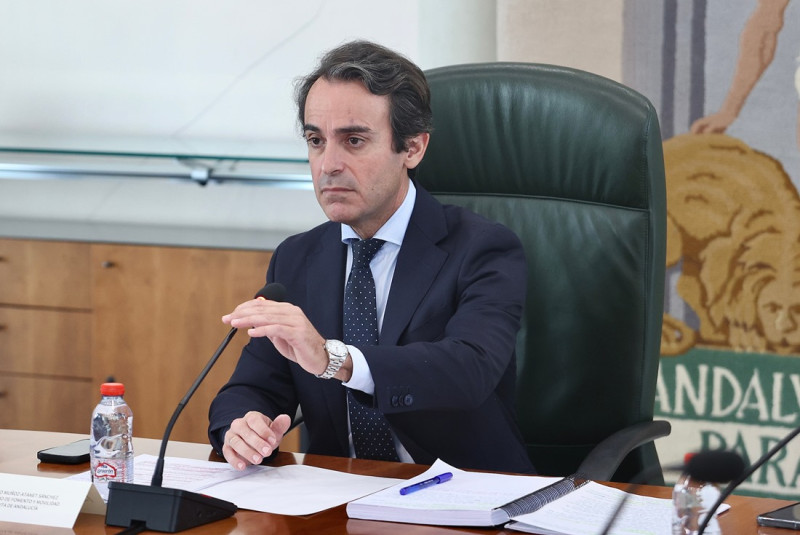 El consejero de Fomento y Movilidad, Mario Muñoz-Atanet, ha mantenido una reunión de trabajo en Granada con Cetursa (GPMEDIA)