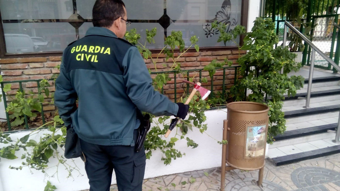 Imagen de archivo de la Guardia Civil en la que un agente localiza un hacha (GUARDIA CIVIL)
