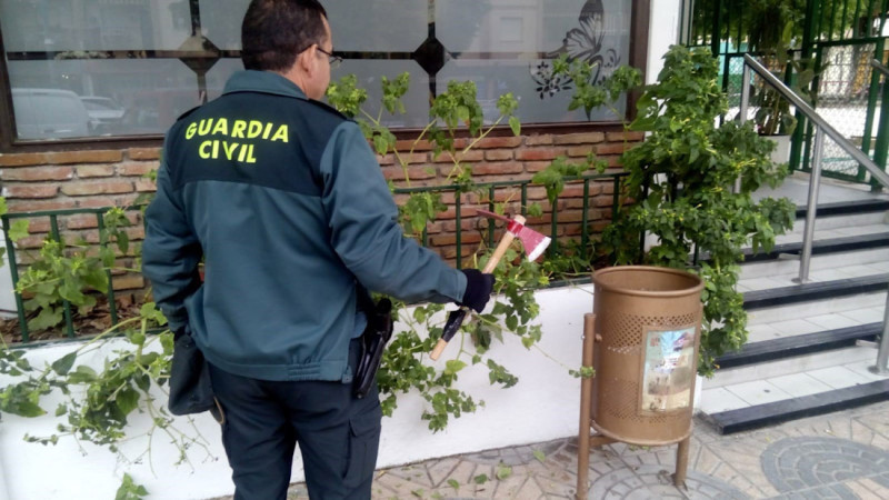 Imagen de archivo de la Guardia Civil en la que un agente localiza un hacha (GUARDIA CIVIL) Imagen de archivo de la Guardia Civil en la que un agente localiza un hacha (GUARDIA CIVIL)